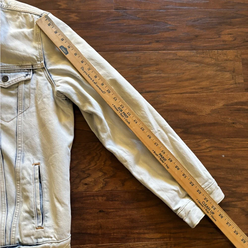 Levi's Light Blue Denim Jacket with Sherpa Lining - Picture 7 of 12